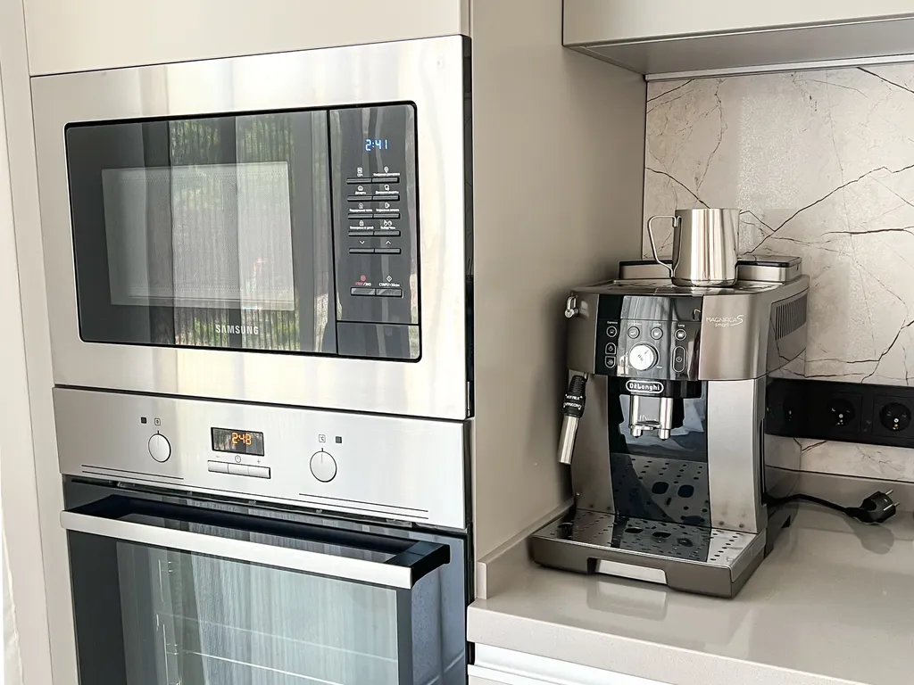 Новый современный дом с теплым бассейном и сауной