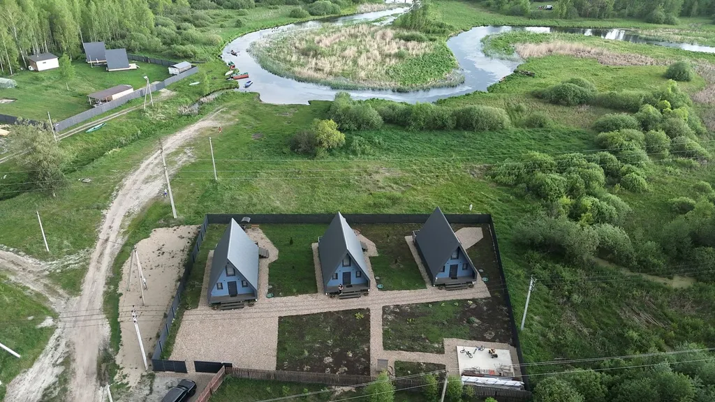 Новый дом на берегу реки