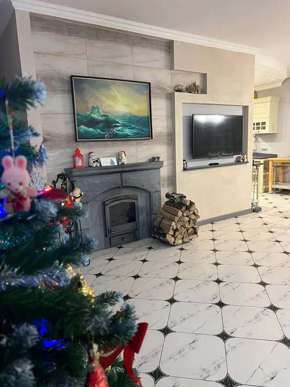 Дом с бассейном и бильярдом