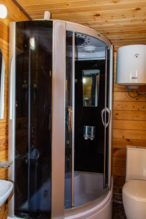 Деревянный экодом в идеально чистом месте