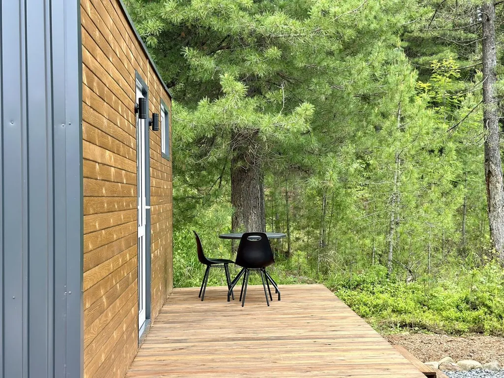 Домик в тихом и спокойном месте в окружении леса