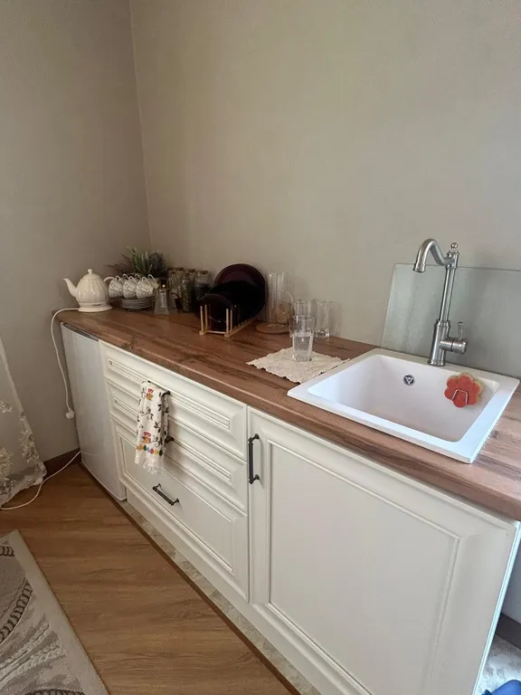 Новый уютный домик в сельской местности из двух комнат для отдыха