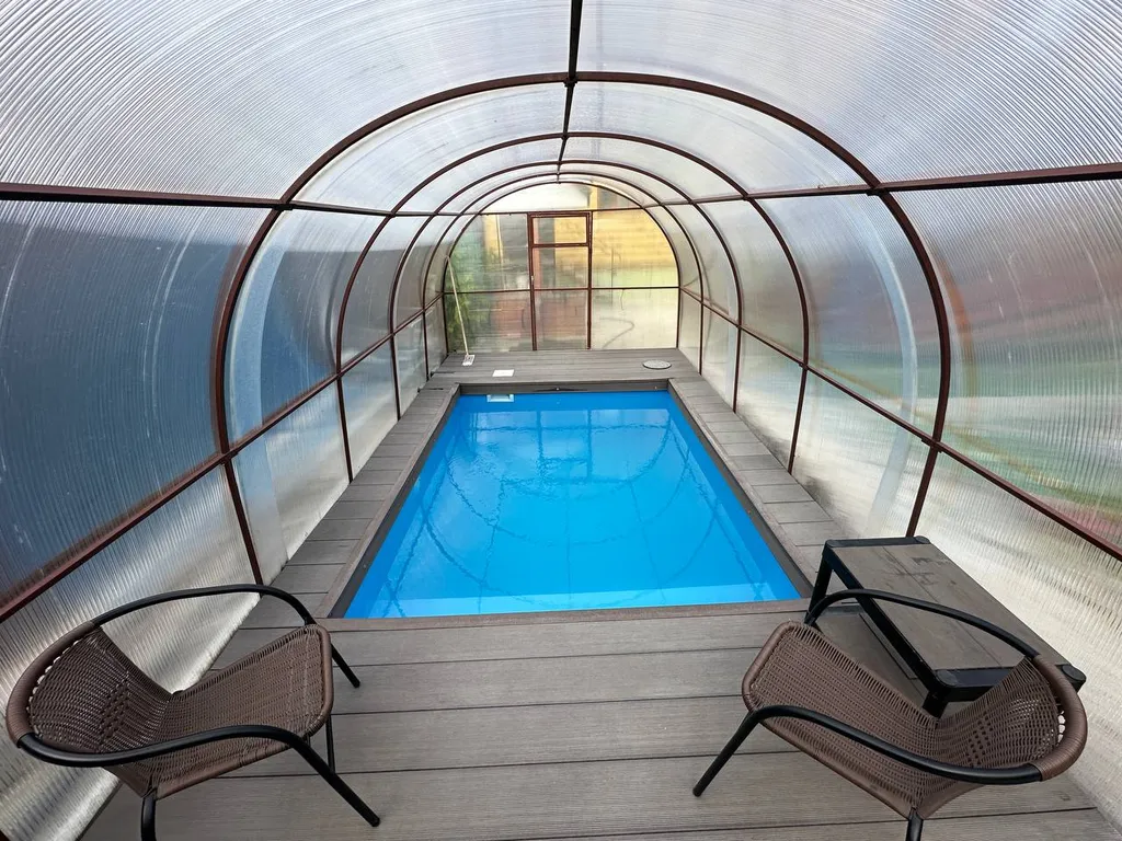 Уютный домик с бассейном в черте города