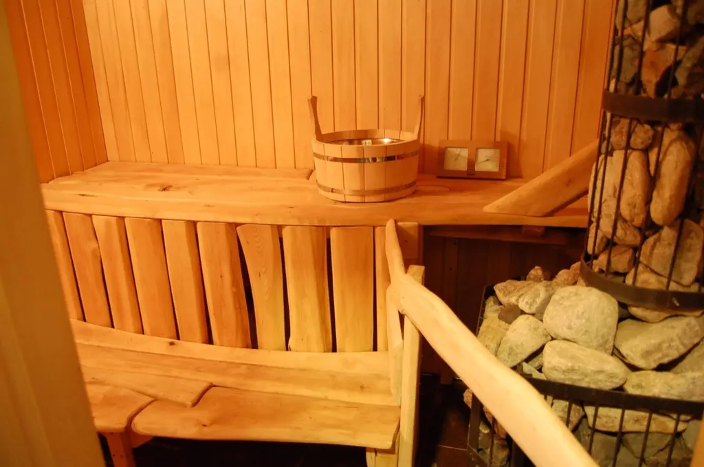 Экодом из вековой сосны с прудом и 7-м бассейном в 23 км от Минска