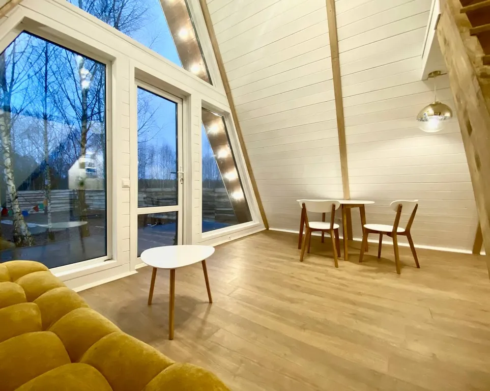 Уютный треугольный домик