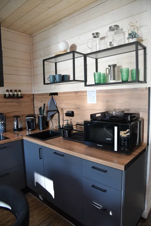 Уютный дом на живописной поляне в лесу с панорамными окнами