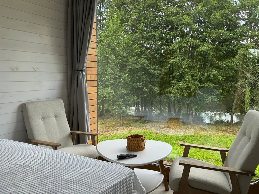 Глэмпинг на берегу водохранилища