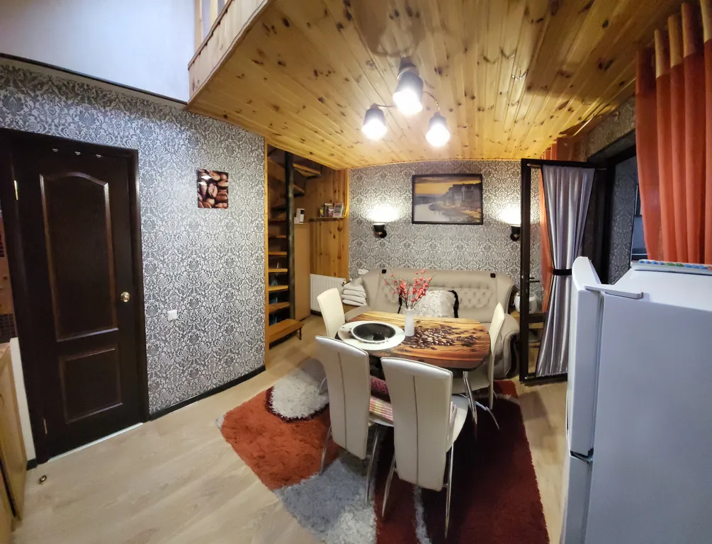 Семейный двухкомнатный апартамент с кухней и балконом