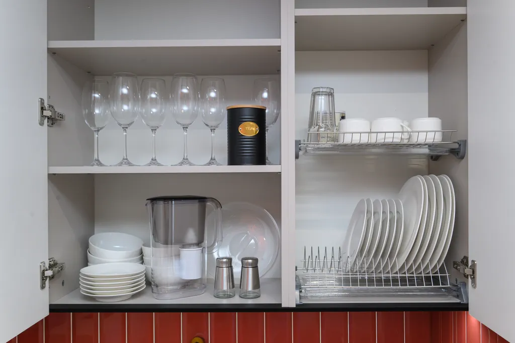 Bишневый aтлac — яркая квартира с биокамином