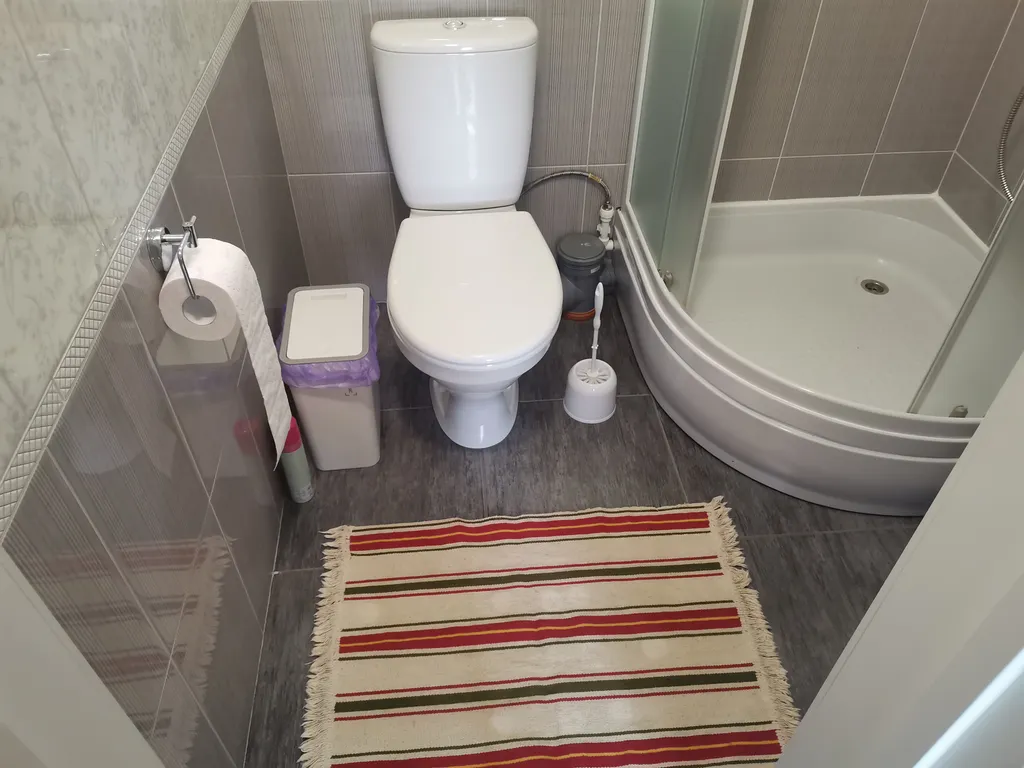 Дом с садом между лесом и рекой