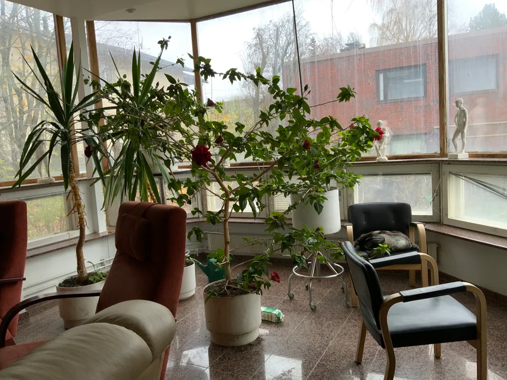 Уютный дом с камином рядом с центром