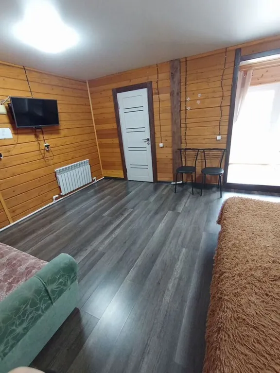 Дом в живописном месте на берегу реки Бия