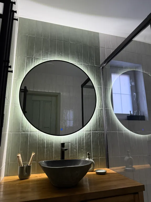 Домик на холме с видом на Байкал