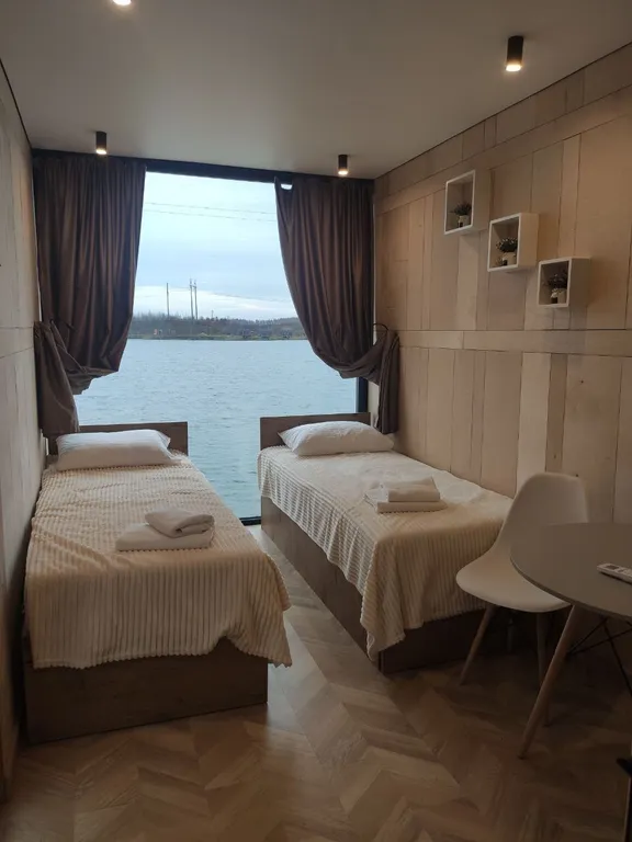 Номер с видом на озеро