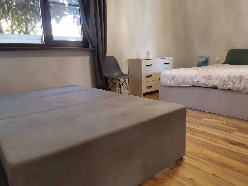 Дом под ключ с зелёной лужайкой и плодовыми насаждениями