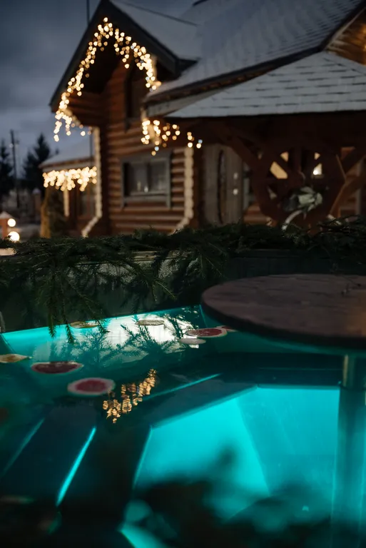 Уютный дом на берегу реки