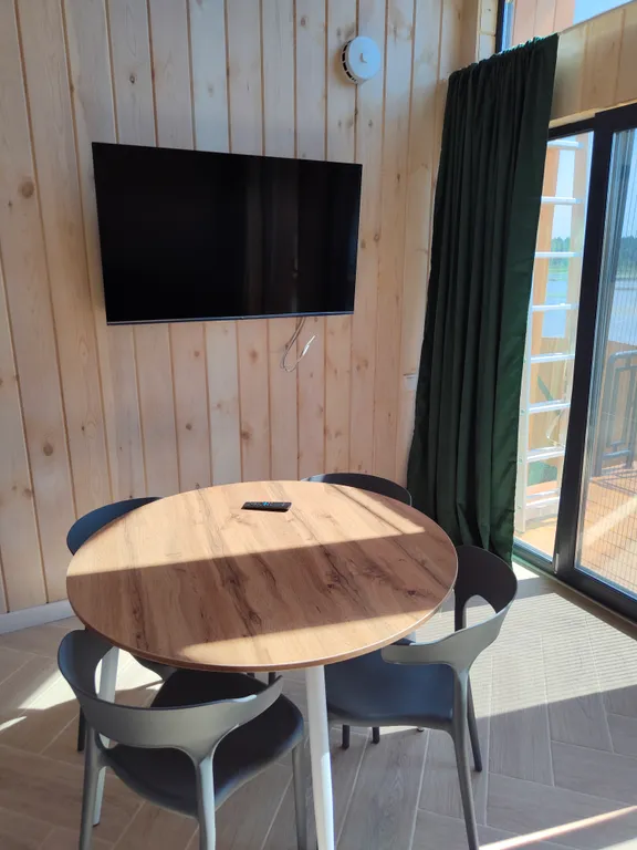 Домик на берегу озера в современном стиле со всеми удобствами