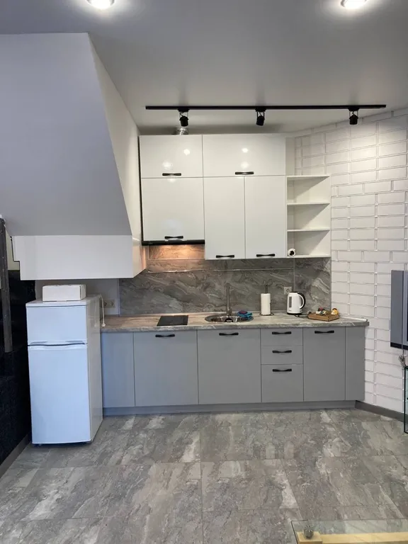 Дом в два этажа с двумя спальнями и гостиной, летний бассейн, баня