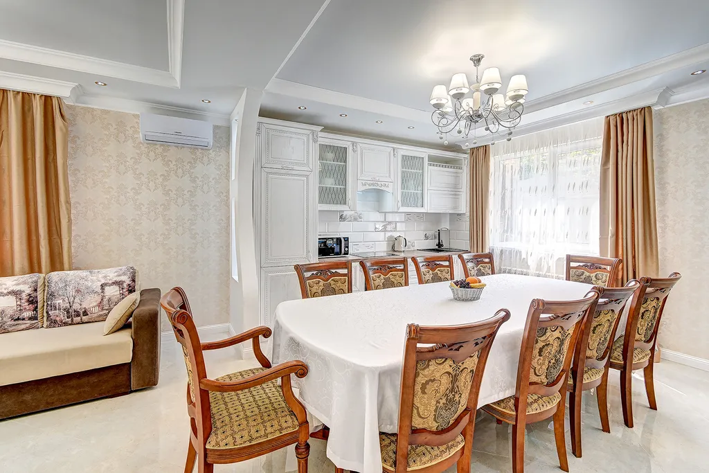 Коттедж с бассейном возле леса