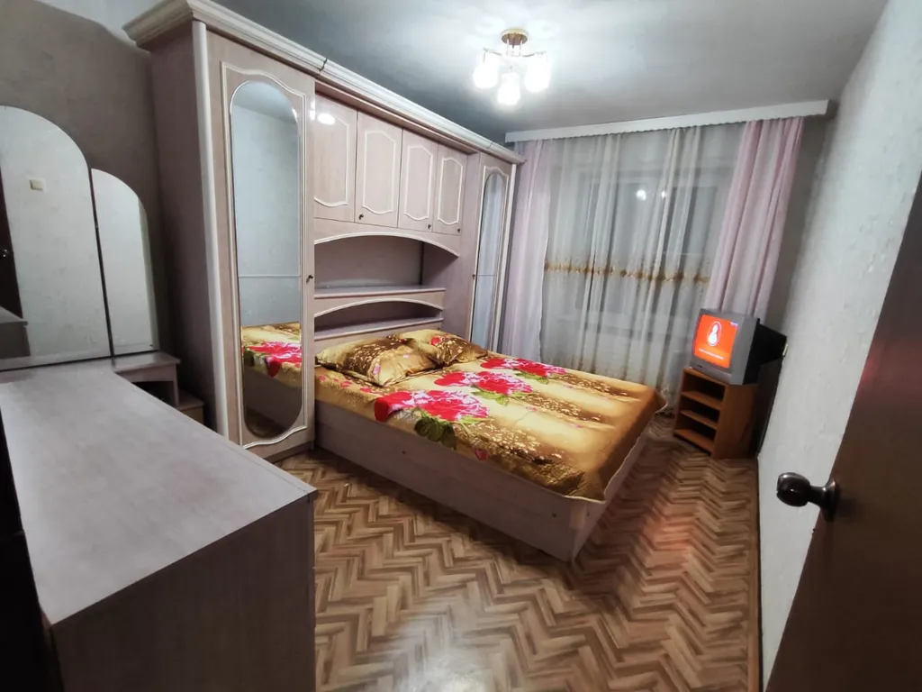 Чистая, скромная трёшка. С винтажной мебелью