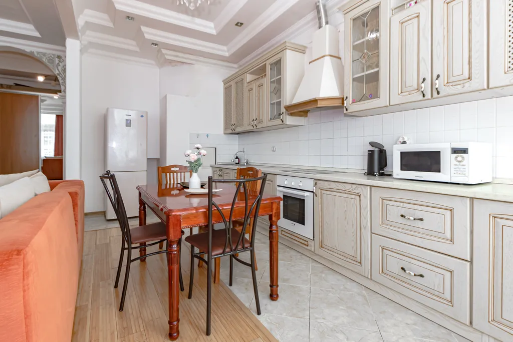 Рядом с Байтереком в золотом квадрате