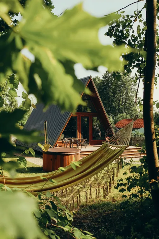 Треугольный дом на берегу озера