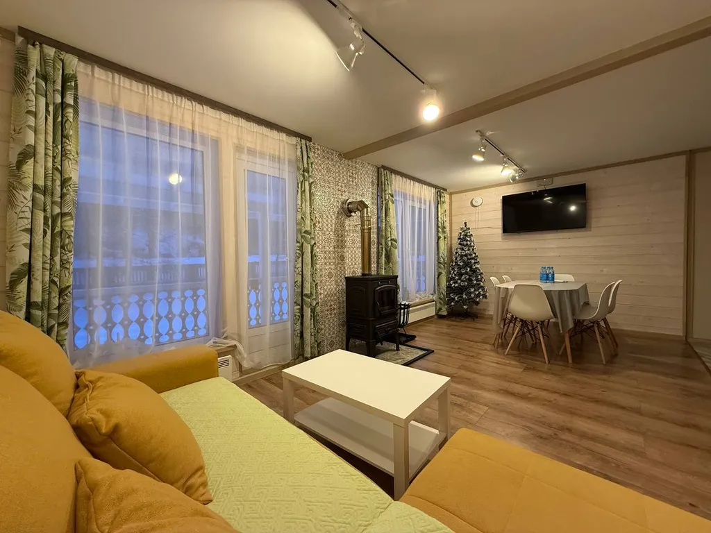 Коттедж с видом на пруд и парк