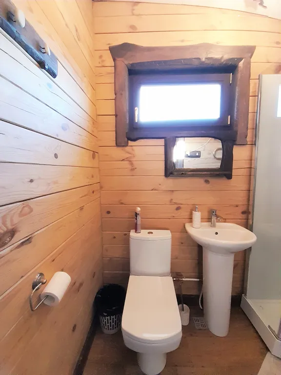 Теплый деревянный дом у воды