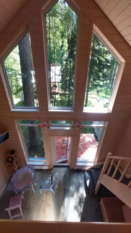 Барнхаус в лесу с розовой гостиной