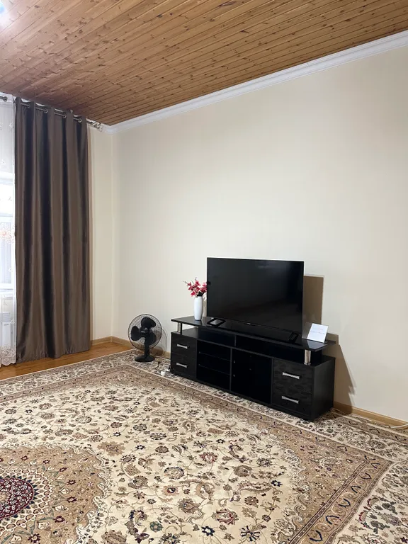 Уютный домик аквамарин у водопада и леса