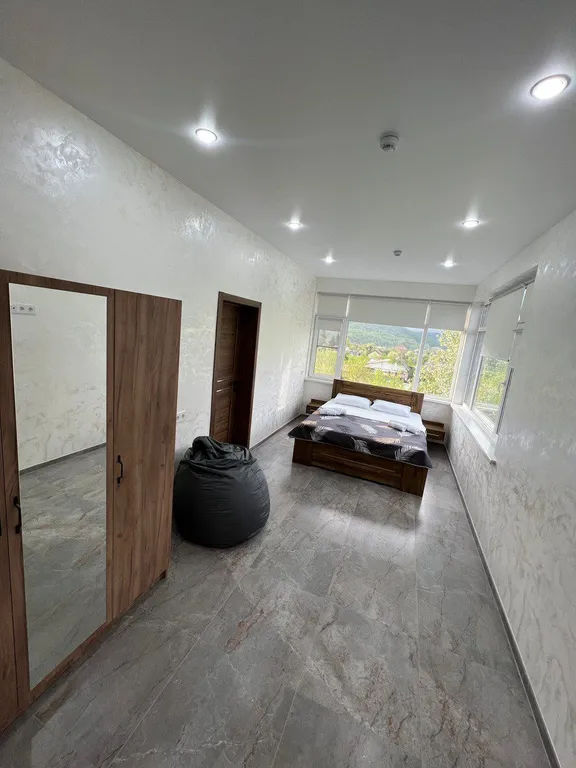 Номер люкс с видом на горы и всегда теплым бассейном