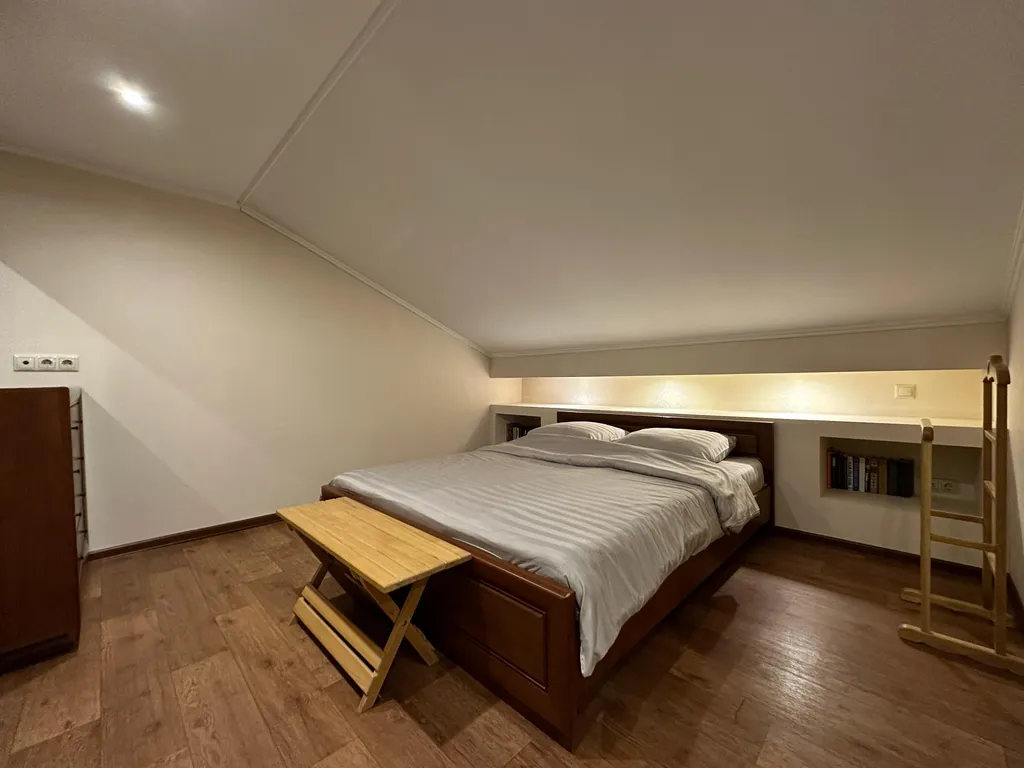 Дом на берегу реки с баней на дровах