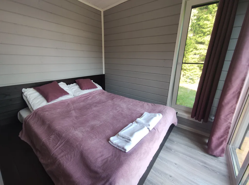 Домик с панорамным остеклением, террасой и видом на озеро