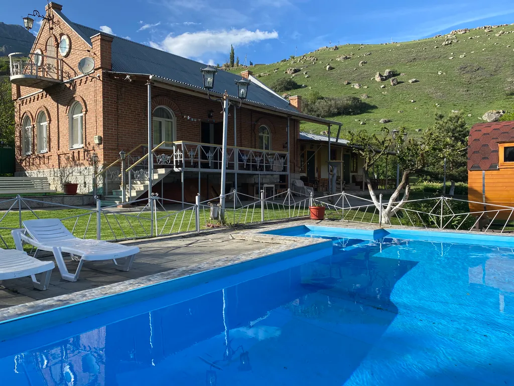 Дом с большим бассейном с подогревом и уютной банькой