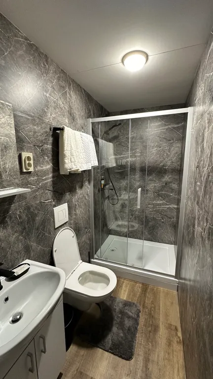 Уютный купольный домик на берегу пруда