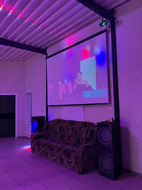 Уютное место отдыха для большой веселой компании с танцполом и баром