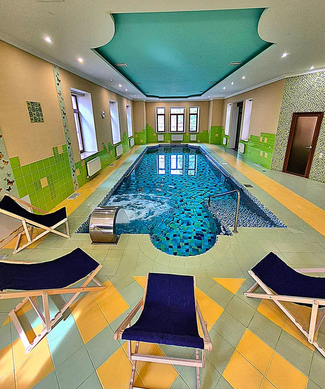 Коттедж Особняк с большим бассейном в живописном лесном поселке — аренда посуточно в Троицк