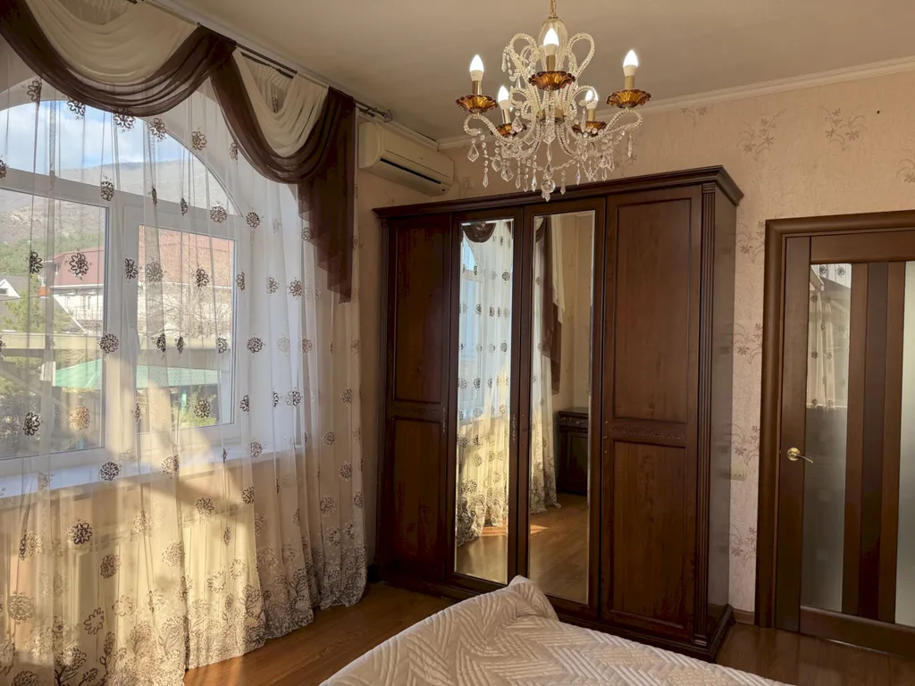 Дом с террасами и видом на море, рядом с центром