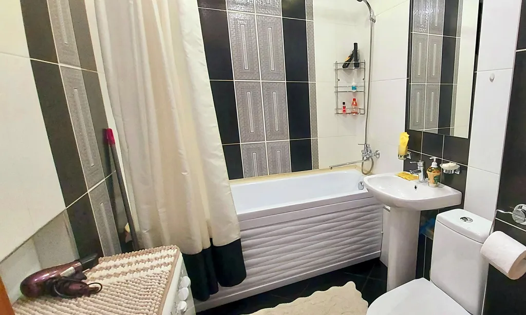 Студия с видом на ТЦ Планета