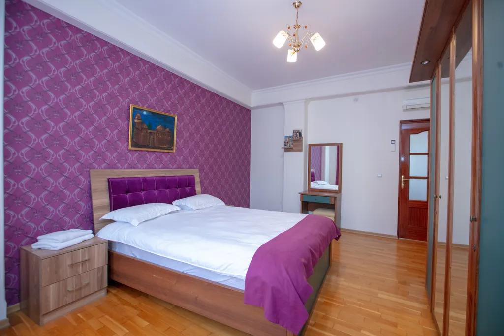 Большие семейные апартаменты Hatefi 4+1 в историческом центре Баку