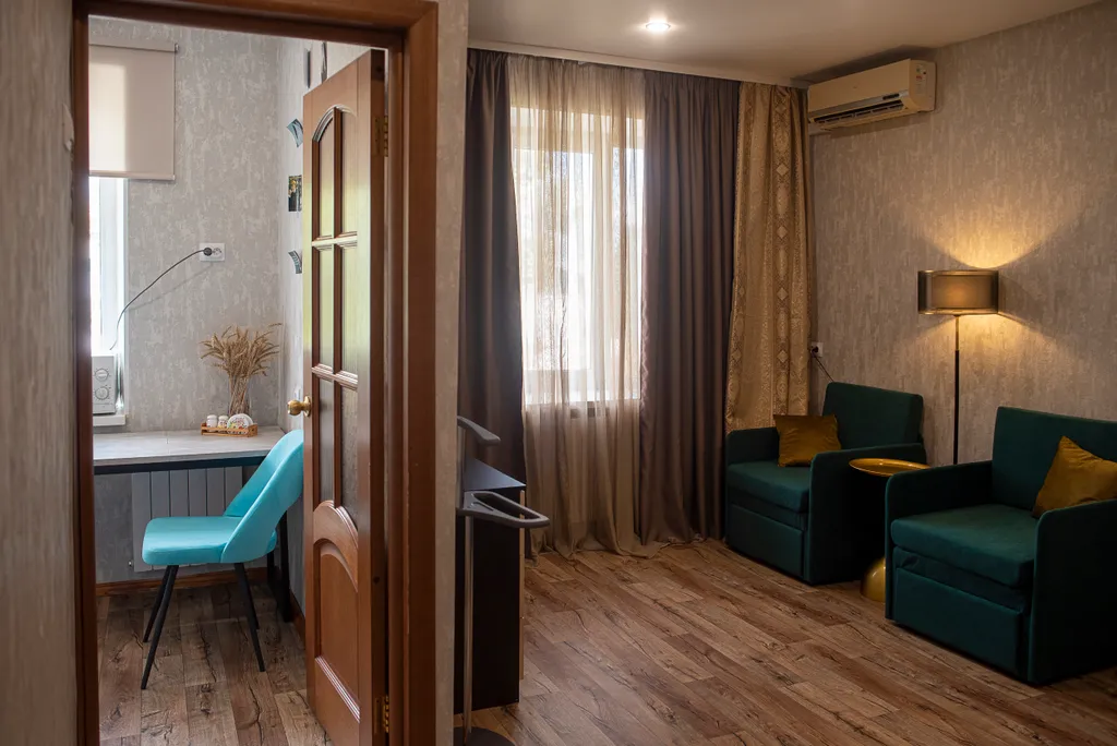 Центрее не бывает! Сразу за памятником ленина в стиле есенинская русь