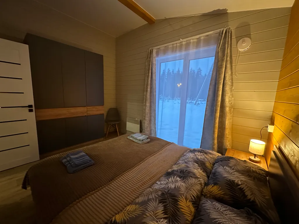 Дом с панорамными окнами в лес