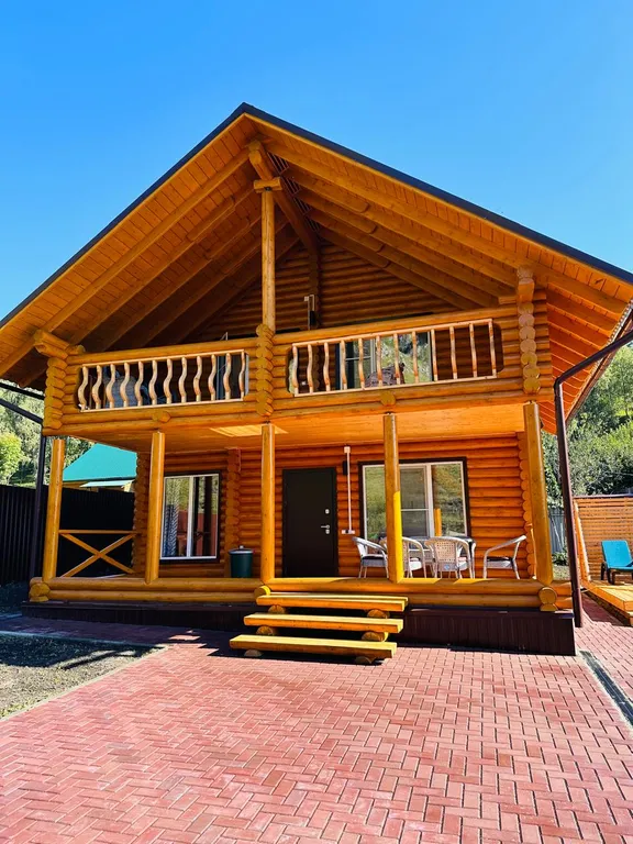 Усадьба Сова на берегу реки в горах Алтая