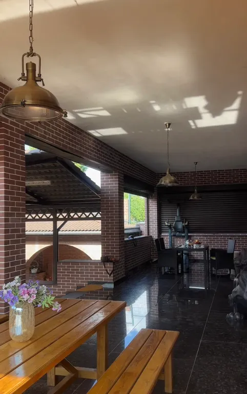 Дом "Вромса" на Хлебной - новый, брутальный, спокойный, комфортный.