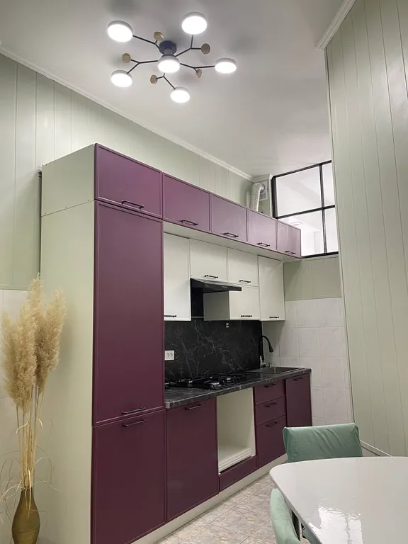 Апартаменты в сталинском доме с панорамным балконом у берега моря