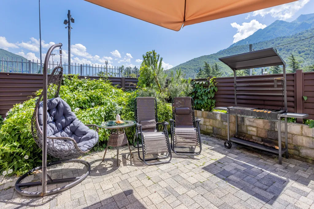 Дом у сквера в центре Поляны