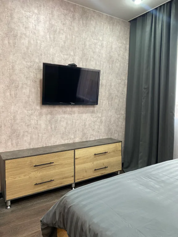 Уютная современная квартира с парящей кроватью с подсветкой