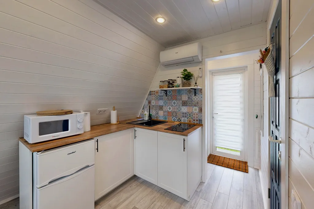 Дом в стиле a-frame с чаном на террасе