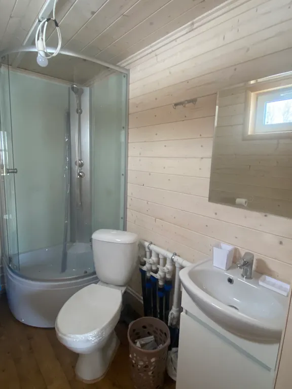 Домик на берегу реки