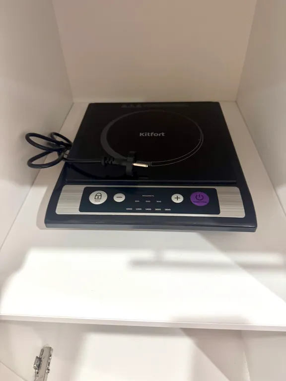 Уютный домик с панорамным окном и видом на лес